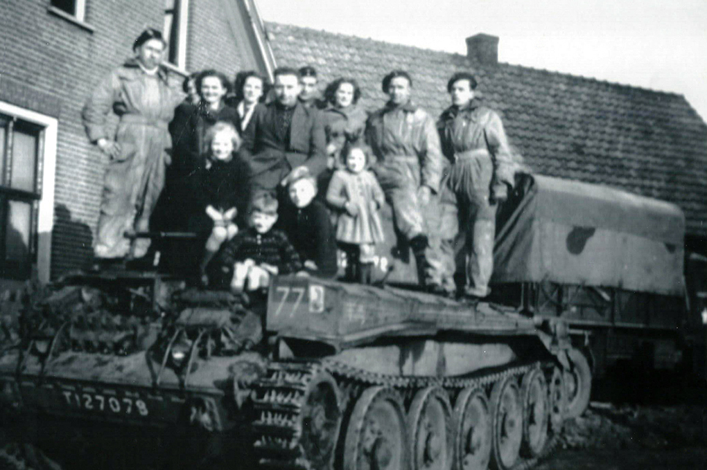 Poolse tank op de hoek Kerkstraat en Kloosterstraat, Bij van Engelen.